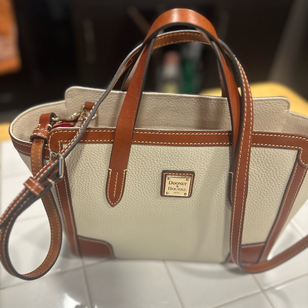 Dooney & Bourke Satchel handbag.